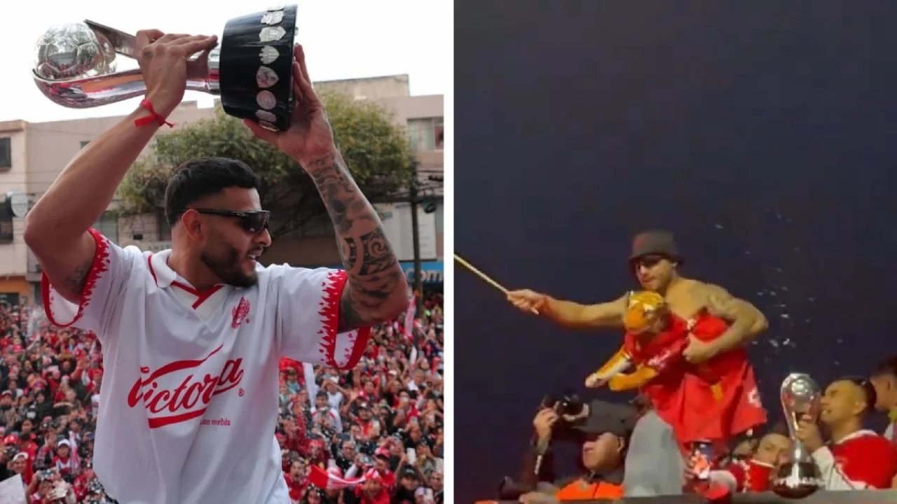 alexis vega presenta tigre de peluche con camiseta del toluca