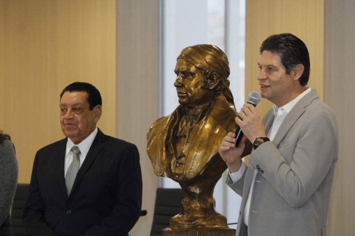 alfonso martinez presenta busto de morelos que se instalara en