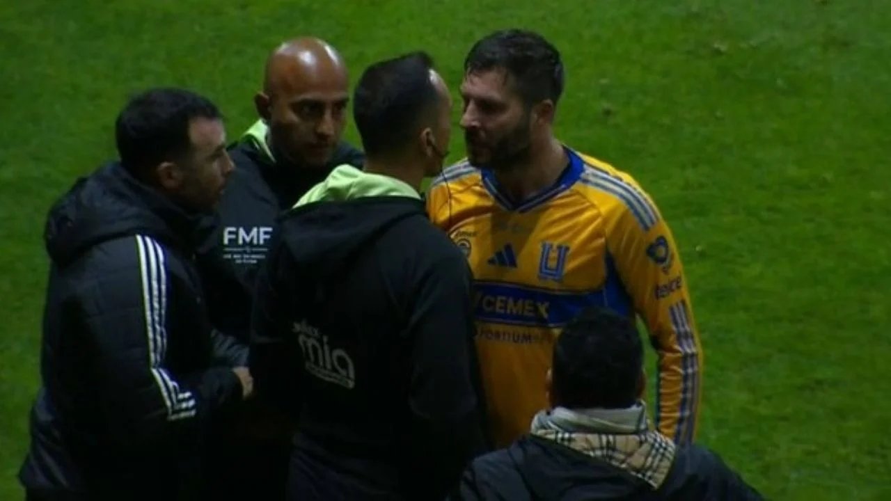 andre pierre gignac confronta al arbitro luis enrique santander en la