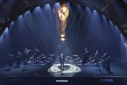 andrea bocelli ofrece interpretacion destacada al iniciar el sorteo del