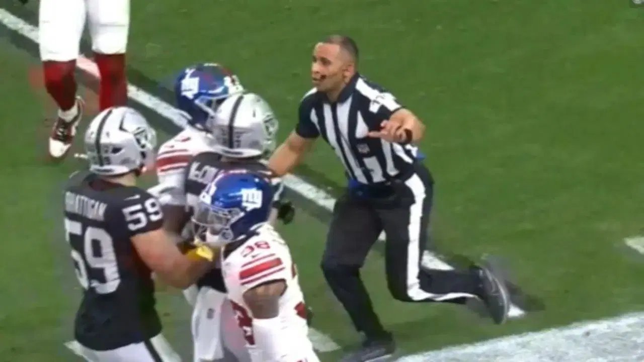 Árbitro NFL con dos títulos corre 30 yardas para separar pelea