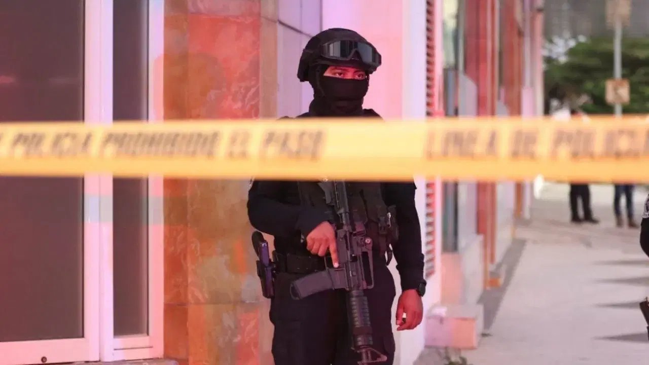 Arden dos bares en Chiapas; al menos tres vehículos resultan afectados