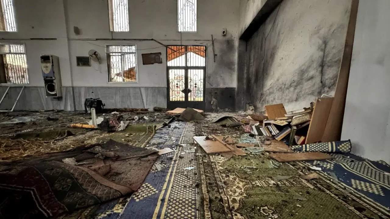 Atentado con explosivo deja ocho muertos y 18 heridos en mezquita siria