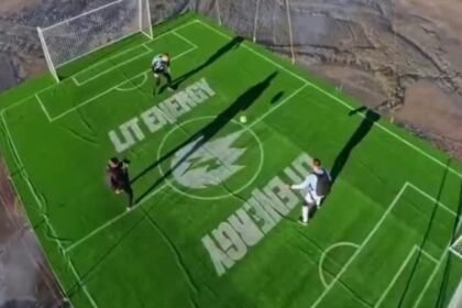 atleta ruso y su equipo juegan un partido de futbol