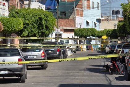 Balean fachada de vivienda en calle Libertad, colonia Rodríguez