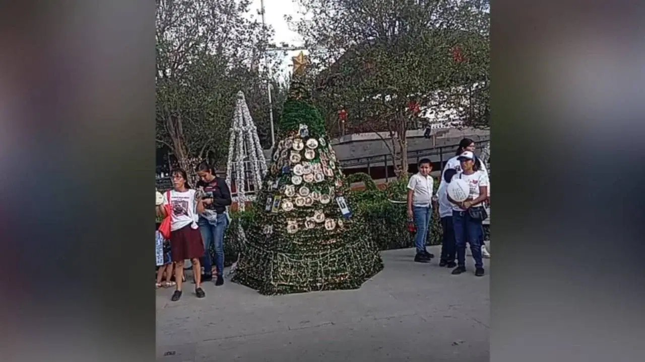 Buscadoras de Tamaulipas llenan pino de esperanza con esferas de desaparecidos