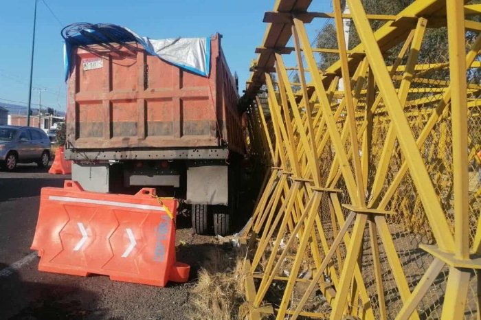 camion de volteo colisiona con puente peatonal en el poniente