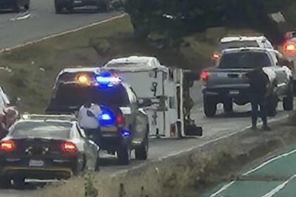 Camioneta cargada de berries vuelca en la carretera Morelia–Pátzcuaro, Michoacán