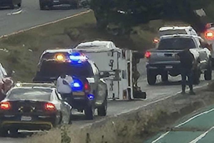 Camioneta cargada de berries vuelca en la carretera Morelia–Pátzcuaro, Michoacán