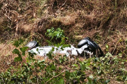 camioneta de fge vuelca en ruta a coahuayana dejando dos