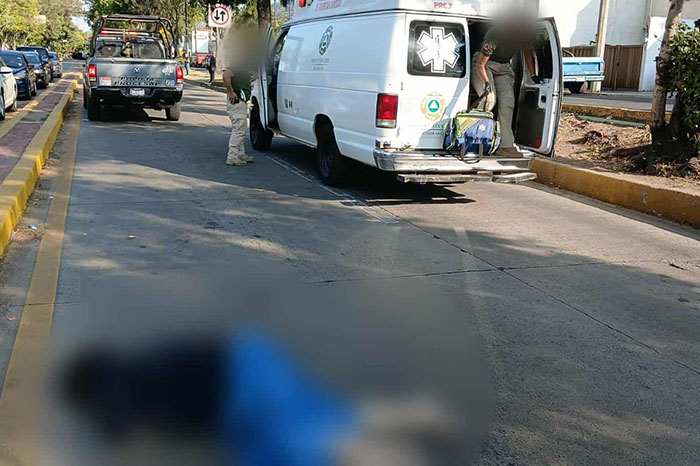 camioneta de seguridad penitenciaria causa atropello a peatona en avenida