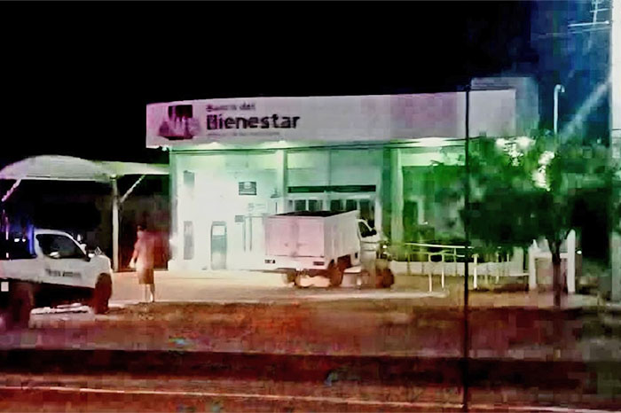 camioneta impacta y se desplaza hacia el interior del banco