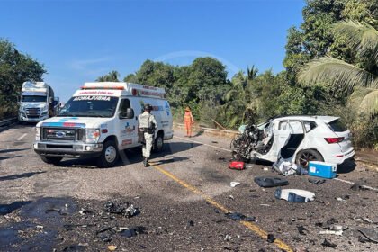 Camioneta y tractocamión chocan frontalmente en la Siglo XXI; fallece una persona