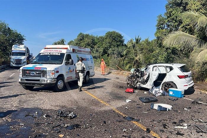 Camioneta y tractocamión chocan frontalmente en la Siglo XXI; fallece una persona