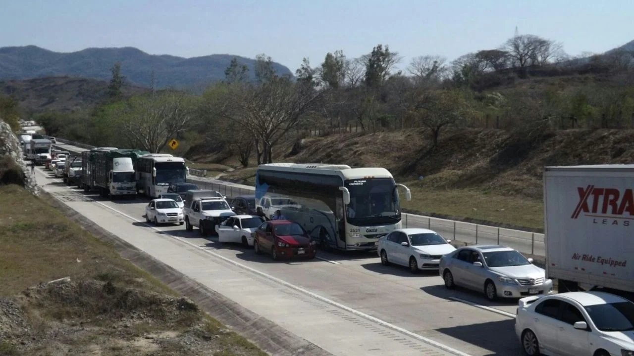campesinos y autoridades de gobernacion establecen acuerdos en reunion formal