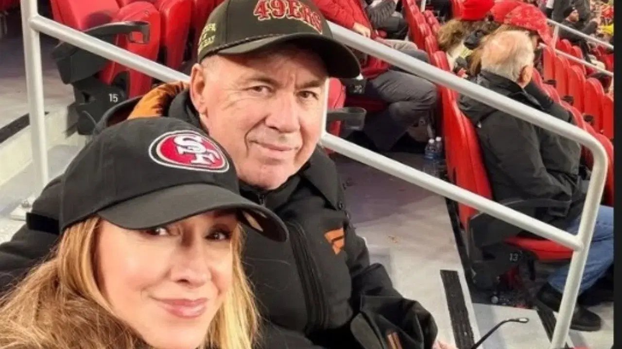 Carlo Ancelotti, DT de Brasil, asiste al Bears-49ers en Levi's Stadium