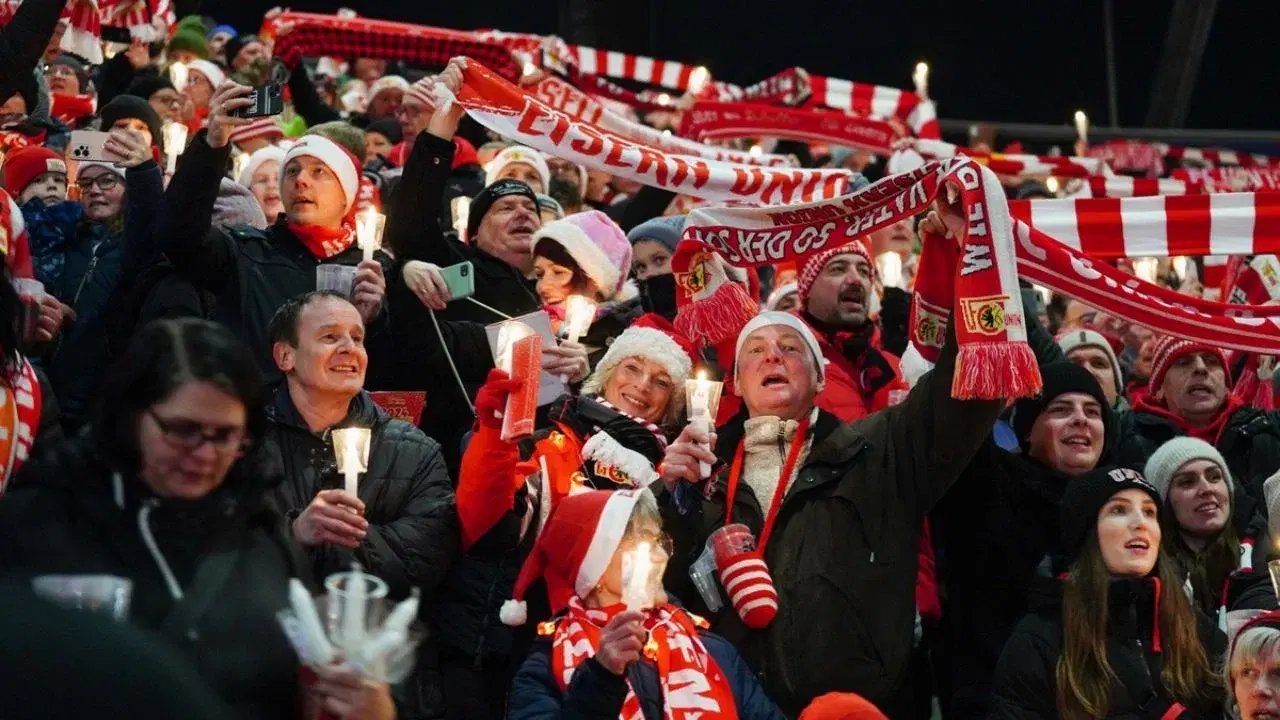 Casi 30.000 aficionados del Unión Berlín cantan villancicos navideños