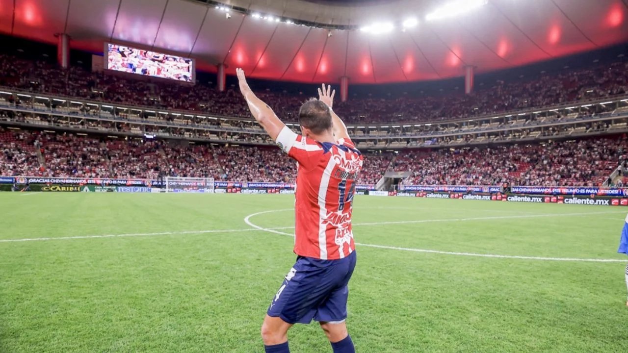 chivas despide a chicharito tras dificil segunda etapa y fallido