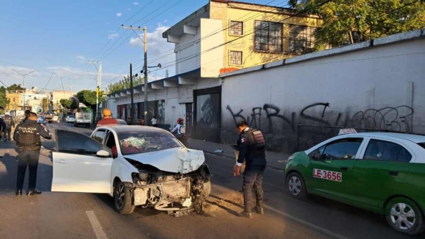 Choque en bulevar Mariano Escobedo en León, Guanajuato: solo daños materiales