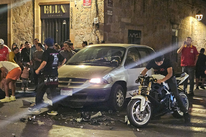 choque entre moto y camioneta en el centro historico de