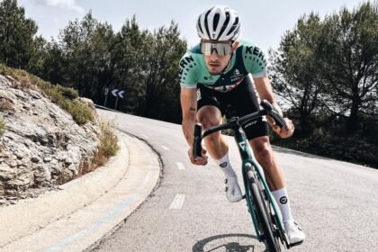 Ciclista despedido tras invadir carril contrario pide disculpas