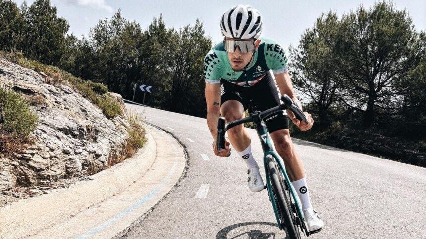 Ciclista despedido tras invadir carril contrario pide disculpas