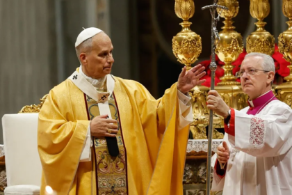 Ciudad del Vaticano: Papa León celebra primera Navidad ante 6.000 fieles