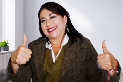 claudia araceli martinez es reconocida con el distintivo maestra que