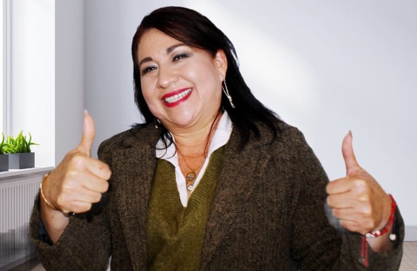 claudia araceli martinez es reconocida con el distintivo maestra que