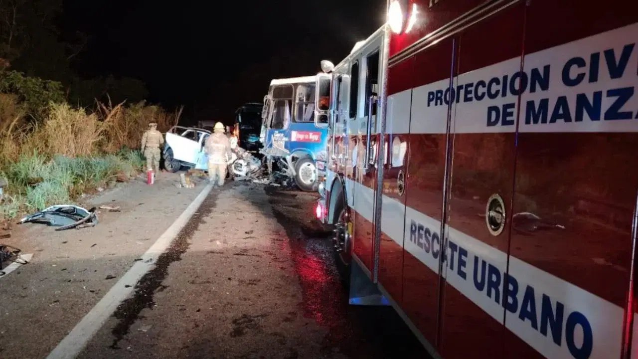 Colisión entre camión de trabajadores y camioneta provoca dos muertes en Manzanillo