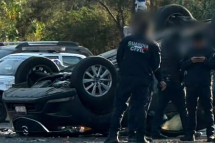 Colisión entre dos vehículos frente al Aeropuerto de Morelia