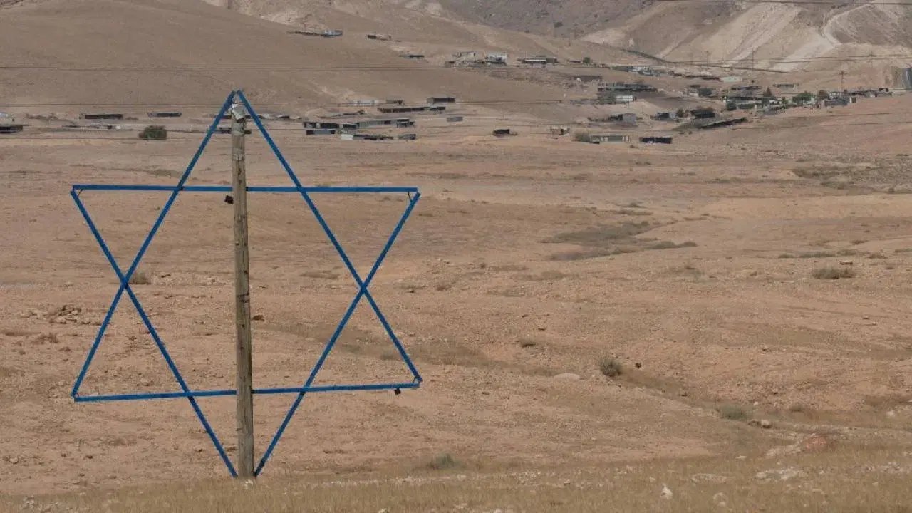 Colonos israelíes queman vehículos palestinos y dejan mensajes racistas en Cisjordania