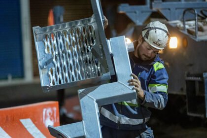continuan jornadas nocturnas de construccion del teleferico para contener trafico