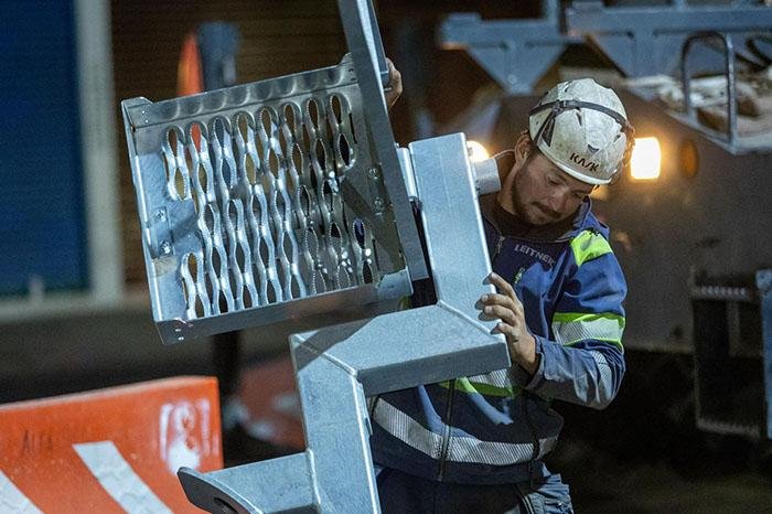 continuan jornadas nocturnas de construccion del teleferico para contener trafico