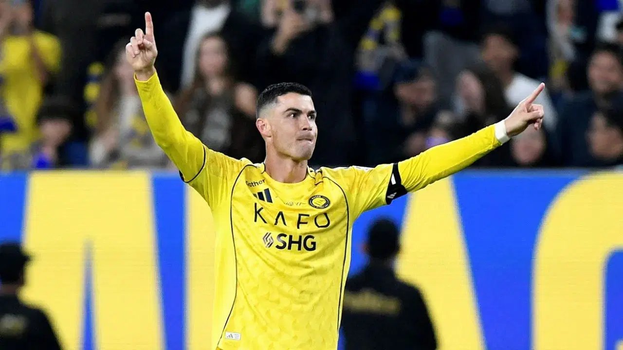 Cristiano Ronaldo marca con la espalda y alcanza 957 goles