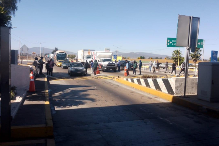 desalojo de seguridad en la autopista de occidente a normalistas