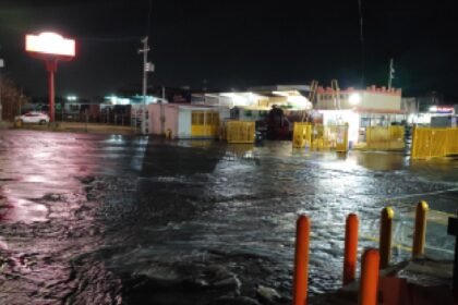Desborde del canal de Coria inunda la Central de Abastos y calles