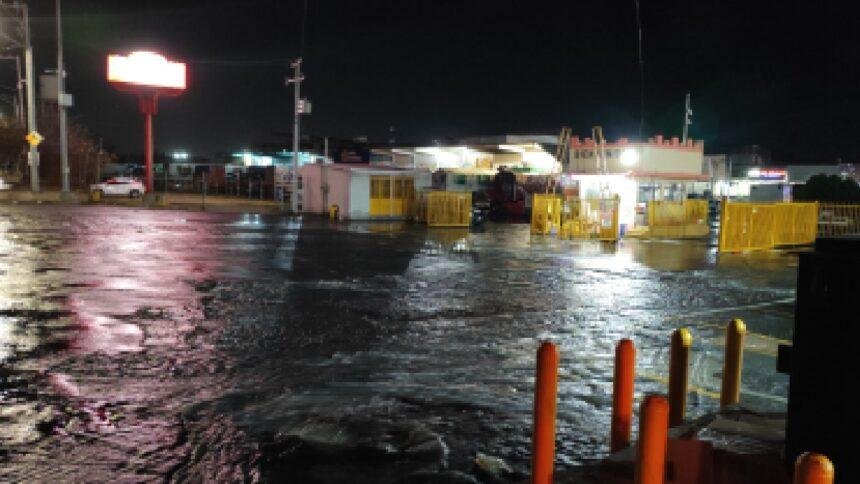 Desborde del canal de Coria inunda la Central de Abastos y calles