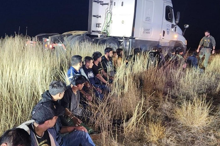 descubren 23 migrantes ocultos en el camarote de un camion