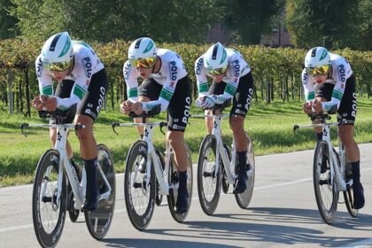 disparan desde auto en marcha contra equipo ciclista en carretera