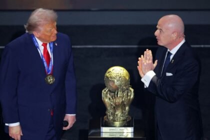 donald trump recibe el primer premio de la paz de