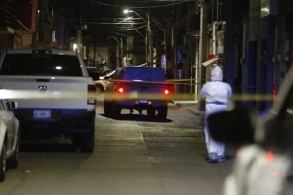 dos jovenes lesionados y tres detenidos en incidente violento