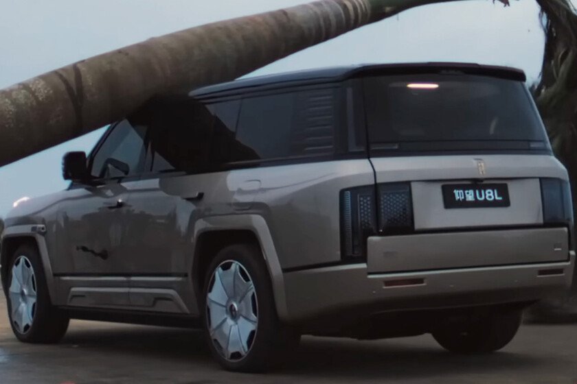 El árbol se fracturó mientras la camioneta resultó ilesa en el incidente