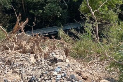 Embajador de EU lamenta al menos 13 muertes por descarrilamiento en México