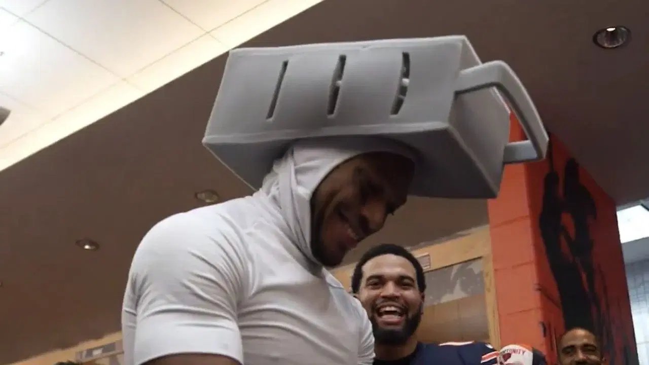 Empresario lanza gorro con forma de rallador usado por los Bears