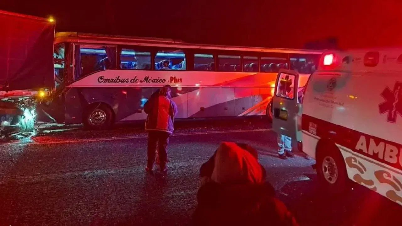 En Zacatecas, choque entre autobús y tráiler deja fallecido y 10 heridos
