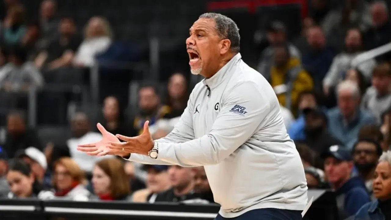 entrenador de basquetbol lanza botella y causa conmocion cerebral grave