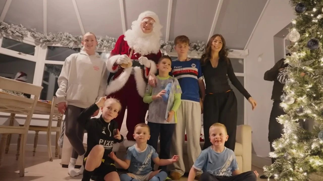 erling haaland y jugadores del manchester city visitan hospital infantil