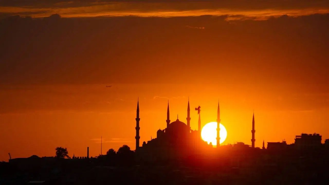 Estambul registra fuegos artificiales y festejos masivos por 2026