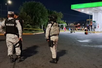 Exteniente balea a repartidor en gasolinera tras confundirlo con asaltante